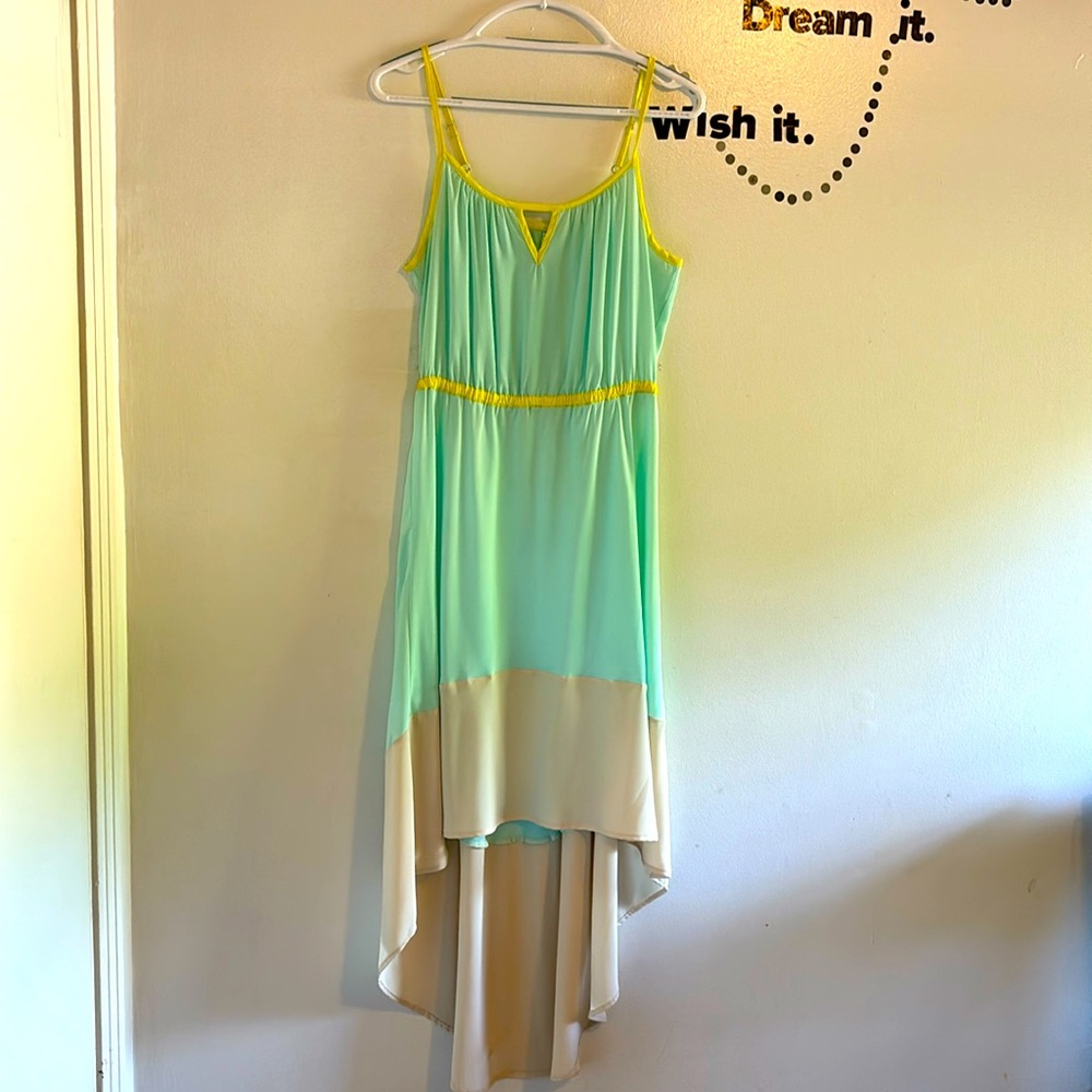 Willow & Clay NWOT asymmetrical hem summer dress size med in excellent condition